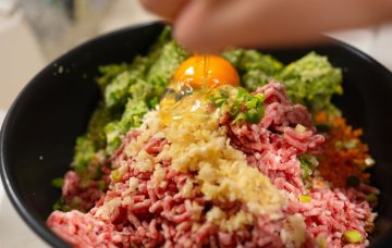 🥩⚖️ BARF vs. granule – výhody, nevýhody a nejčastější mýty